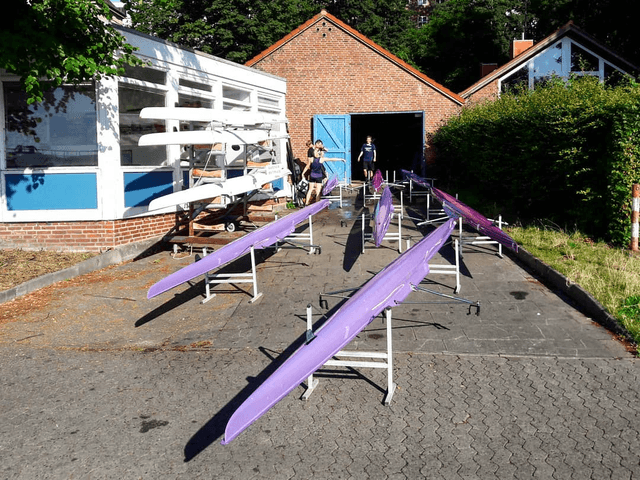 Einer vor dem Bootshaus